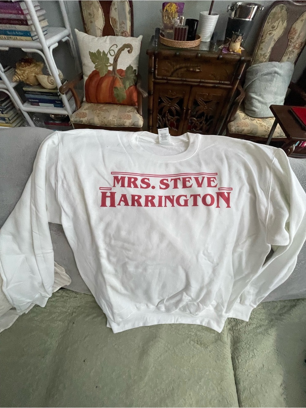 White "Mrs. Steve Harrington" Graphic Sweatshirt STRANGER THINGS